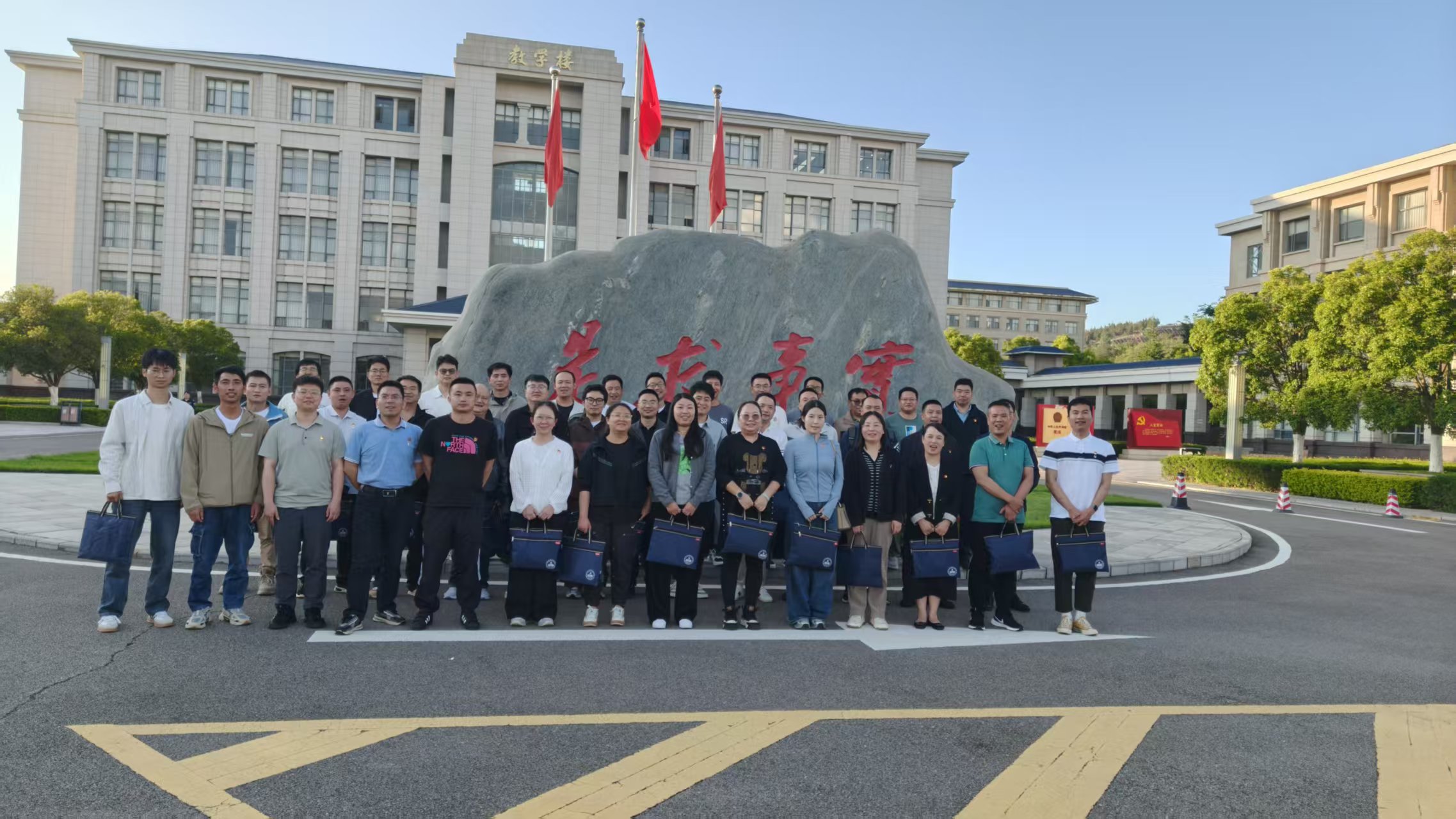 DB���˹��������ٰ�2025�굳Ա������ѵʾ����